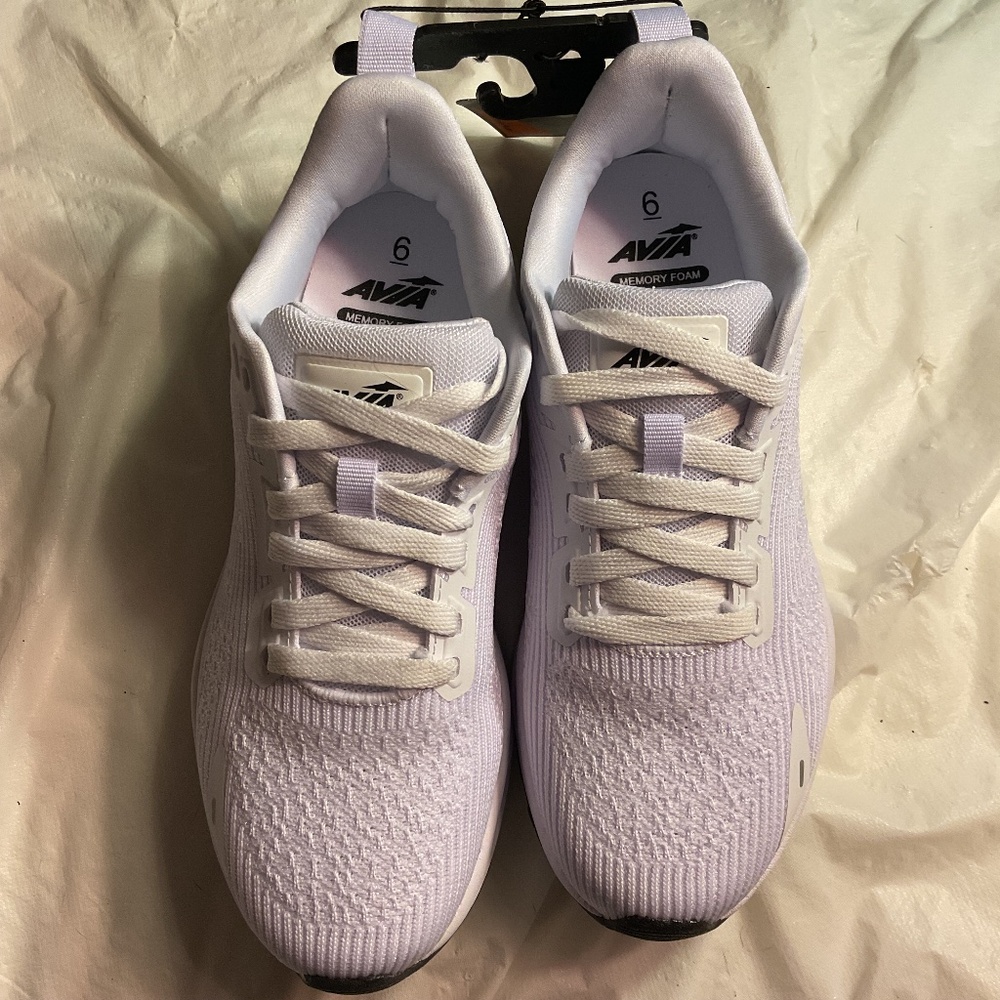 NWT Avia women’s size 6 sneakers
